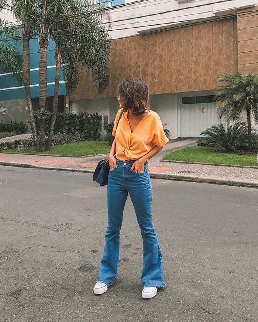 Fashion Calça flare com tênis 