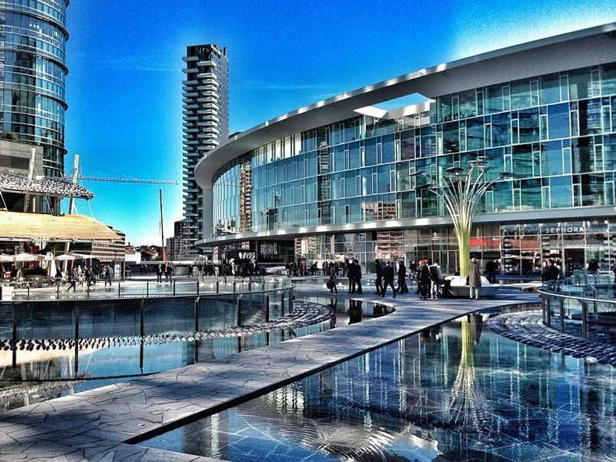 Place Piazza Gae Aulenti