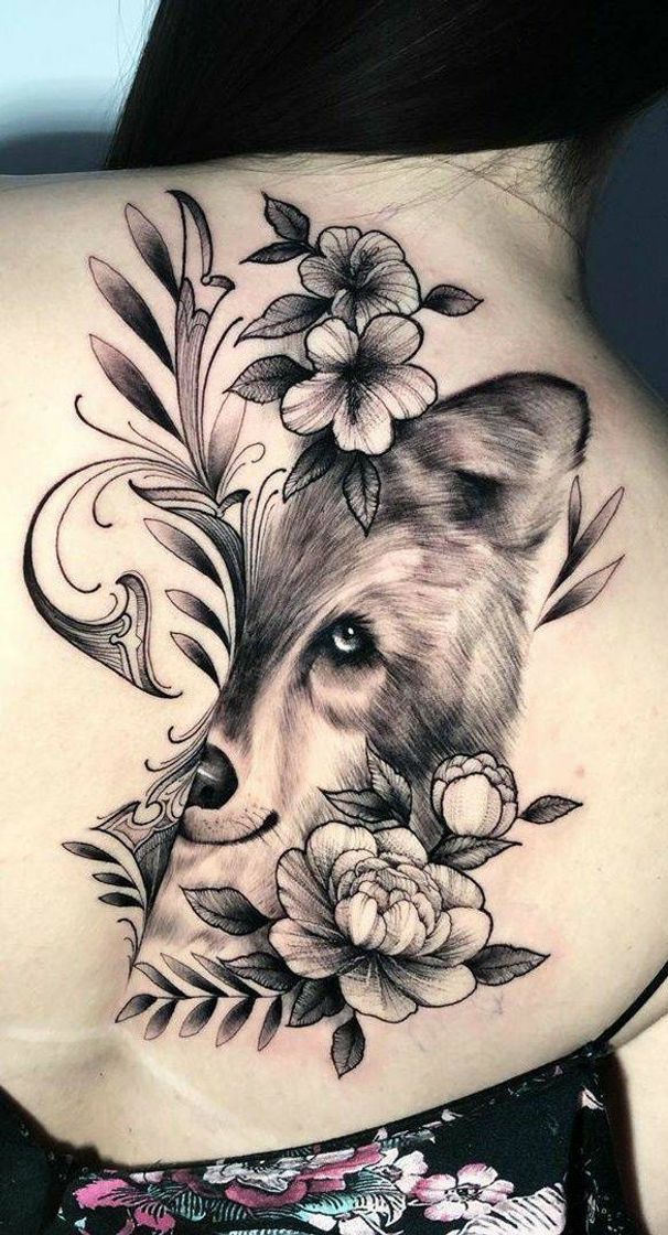 Moda Tatuagem de lobo com flores femeninas 