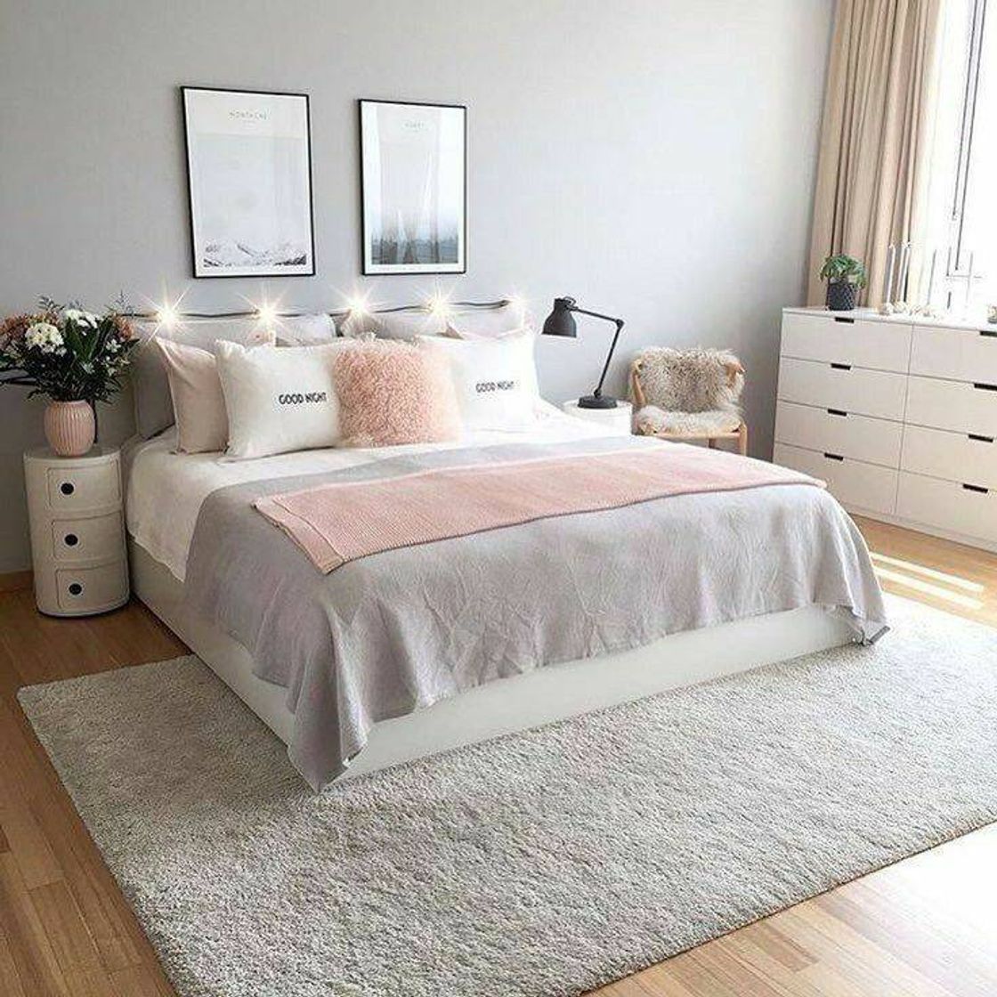 Moda Quarto com uma cama de casal, tapete peludo 💓. 