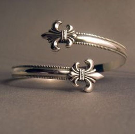 Elegante anillo con motivo Fleur de Lis en plata negra