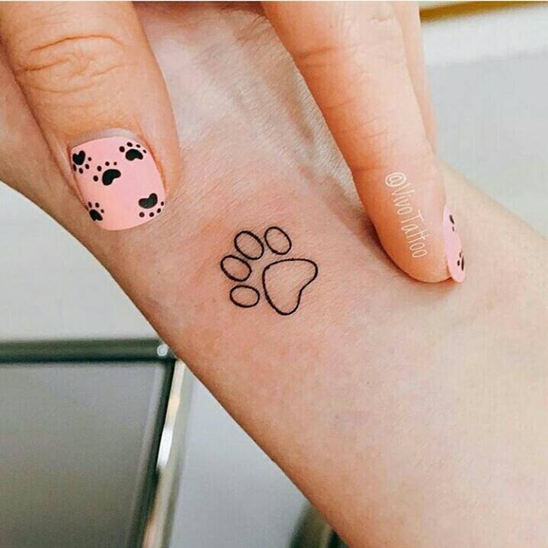 Que tal uma tatuagem homenageando seu cachorrinho 