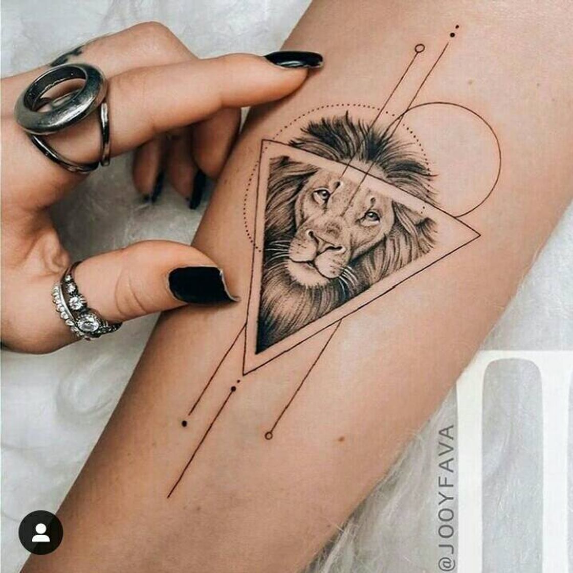 Um belo Leão no antebraço 