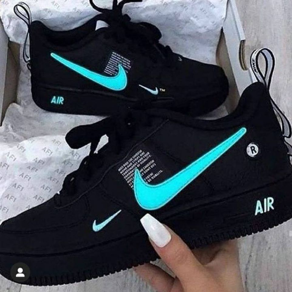 Fashion Tênis preto com simbolo azul da Nike