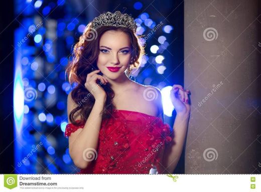A Mulher No Vestido Do Lux Com Coroa Gosta Da Rainha, Princesa ...