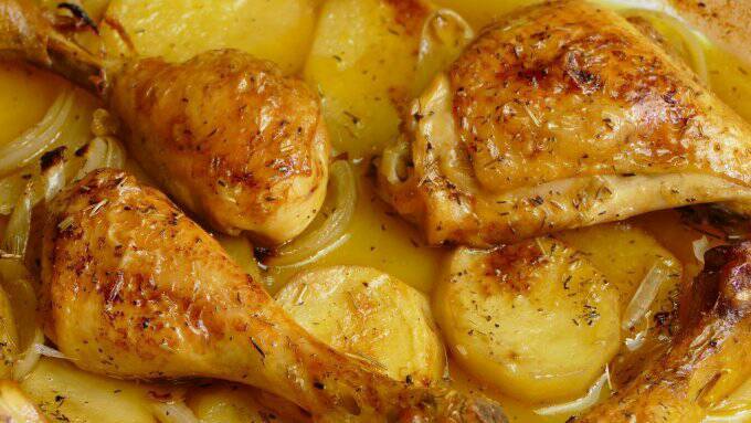 Receta de pollo al horno con patatas y cebollas