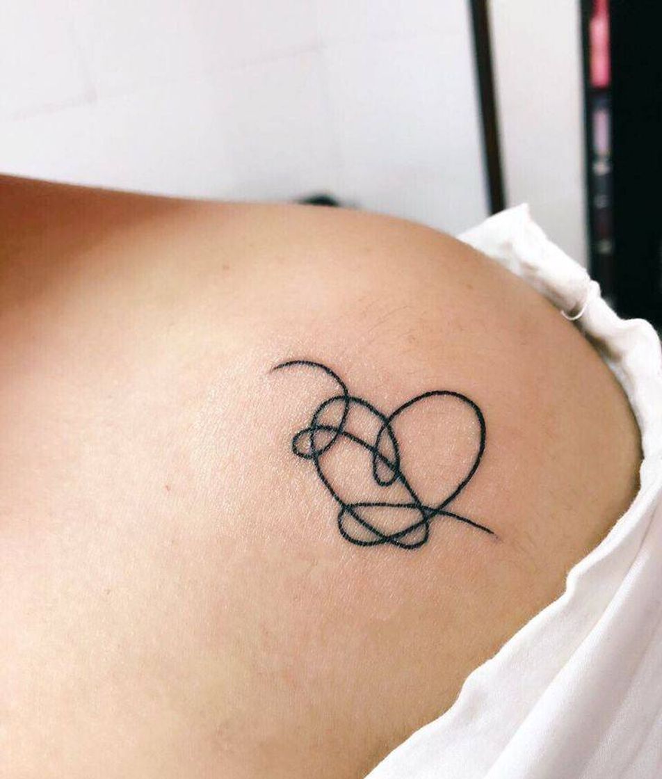 Fashion Tatuagem do BTS no ombro