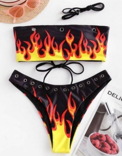 Bikini con cordones y estampado de flama 