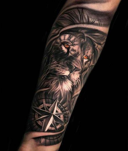 Tatuagem masculina no braço 