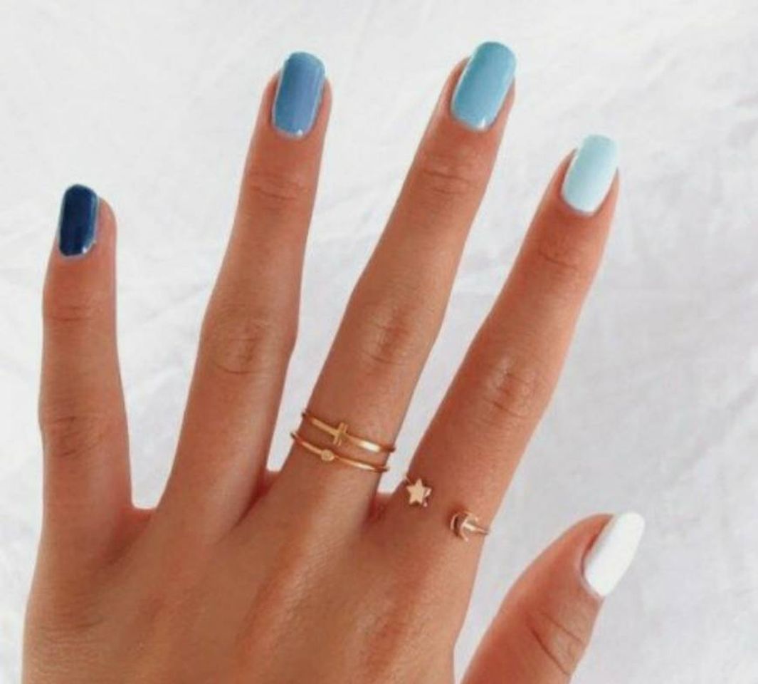 Moda uñas azul degradado