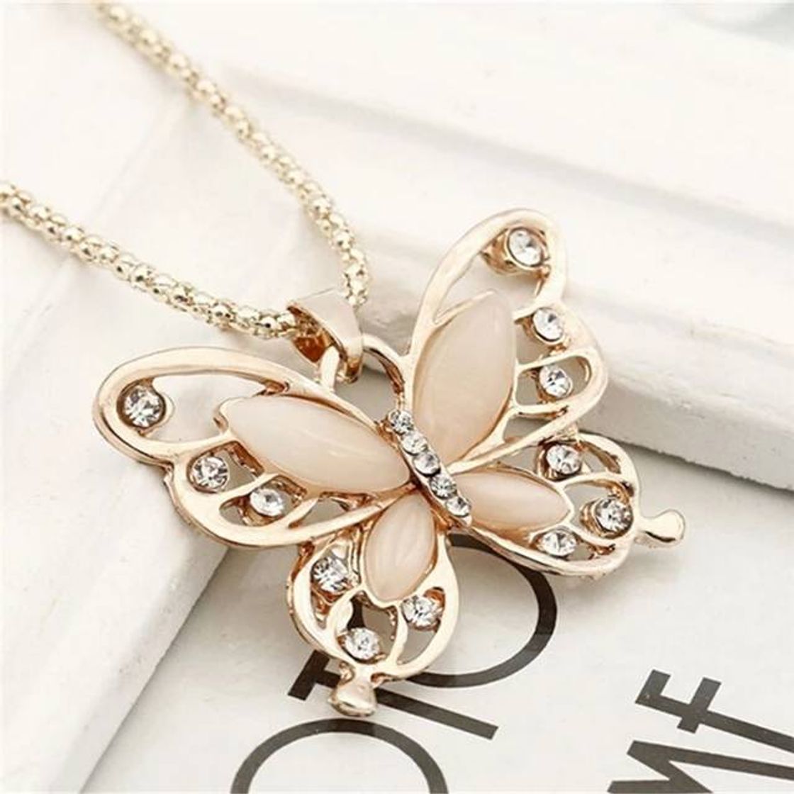 Collar con colgante de mariposa grande de cristal acrílico