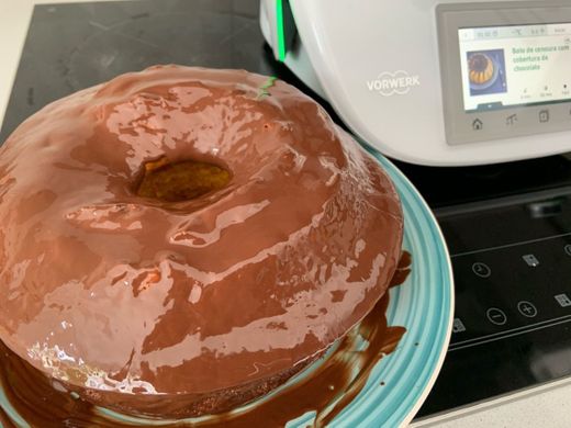 Bolo de cenoura com cobertura de chocolate