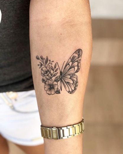 Tatuagem de borboleta com flores 