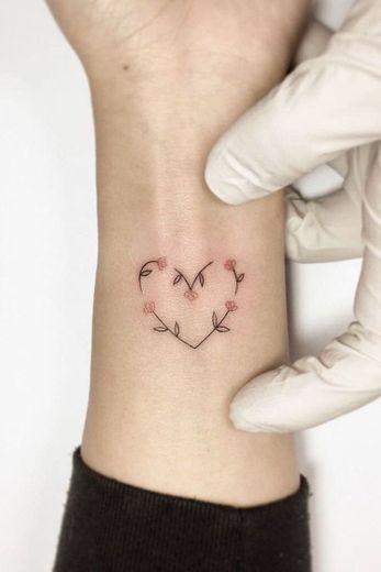 tattoo de coração e florzinhas 