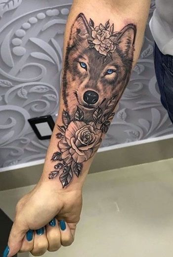 Tattoo de lobo com Flores