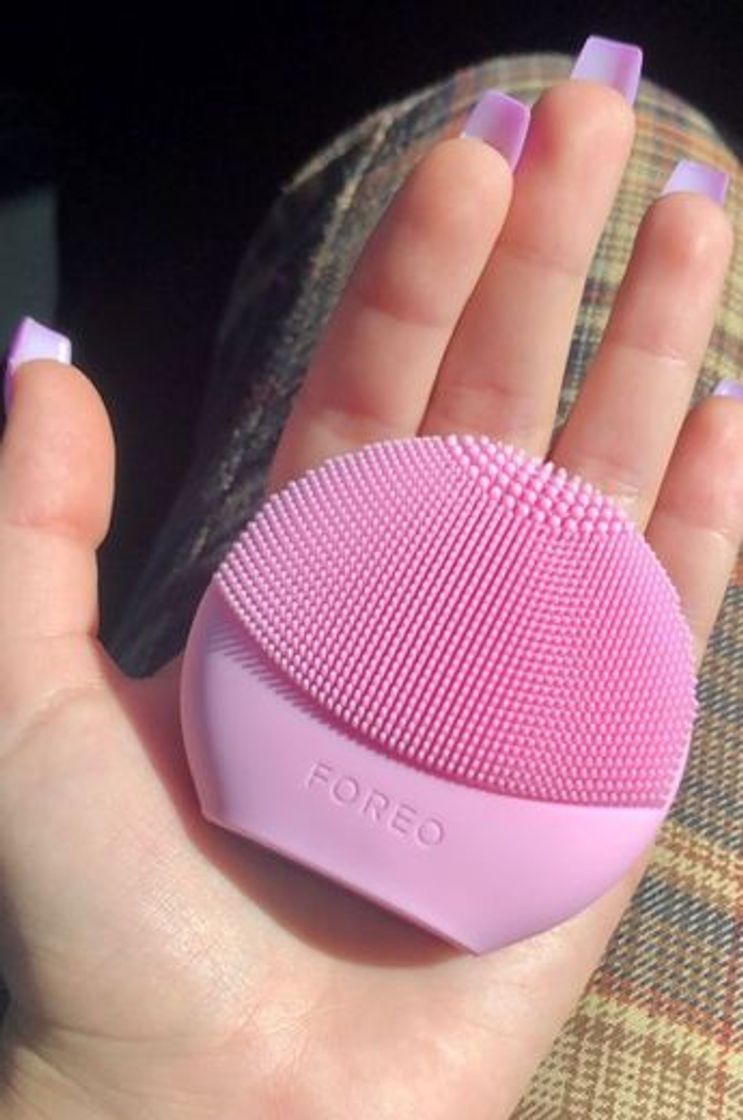 Belleza LUNA Play Plus de FOREO es el cepillo facial recargable de silicona, Fuchsia. Con pilas recambiables y resistente al agua