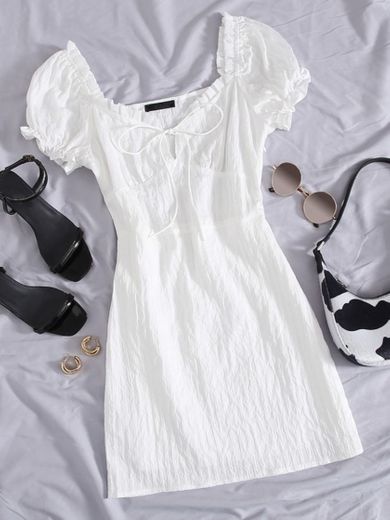 Vestido branco corte fora simples elegante