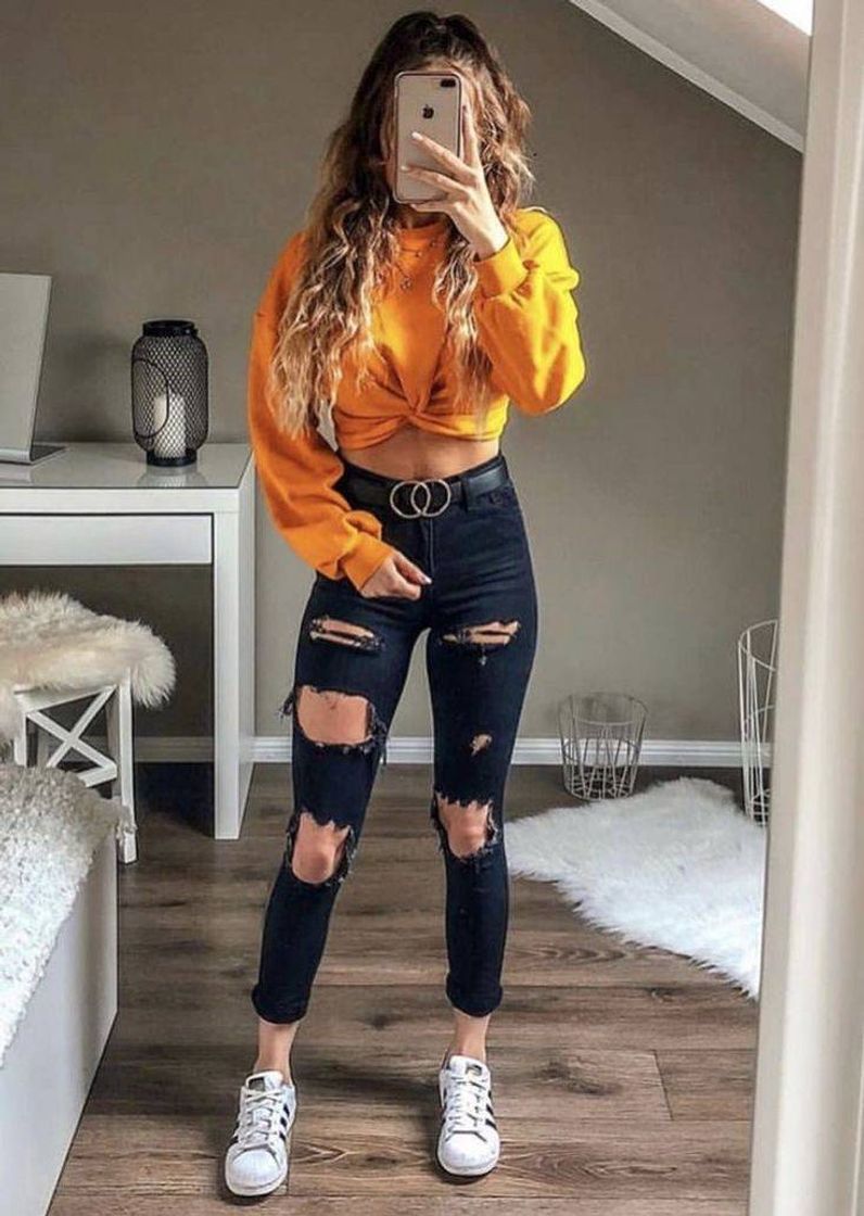 Moda Look: calça rasgada e cropped moletom amarelo 