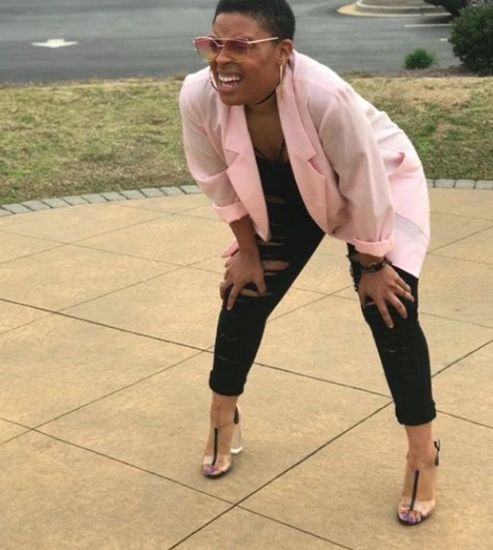 Eu sem óculos tentando enxergar algo há 1metro de mim 