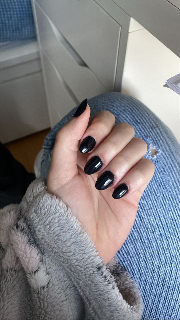 unhas amendoadas pretas