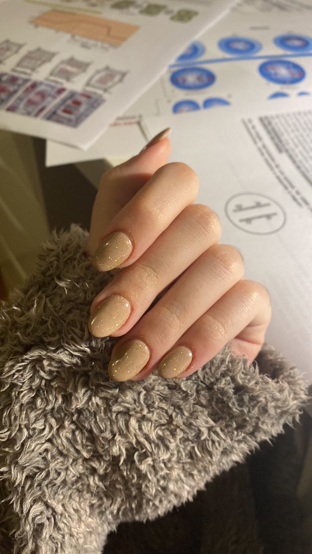unhas amendoadas castanhas com brilho
