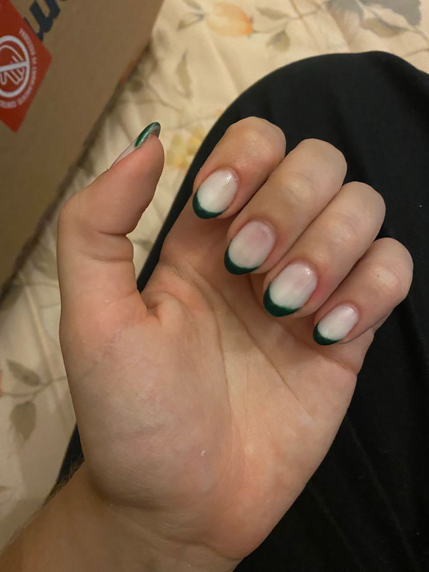 unhas amendoadas francesas verdes