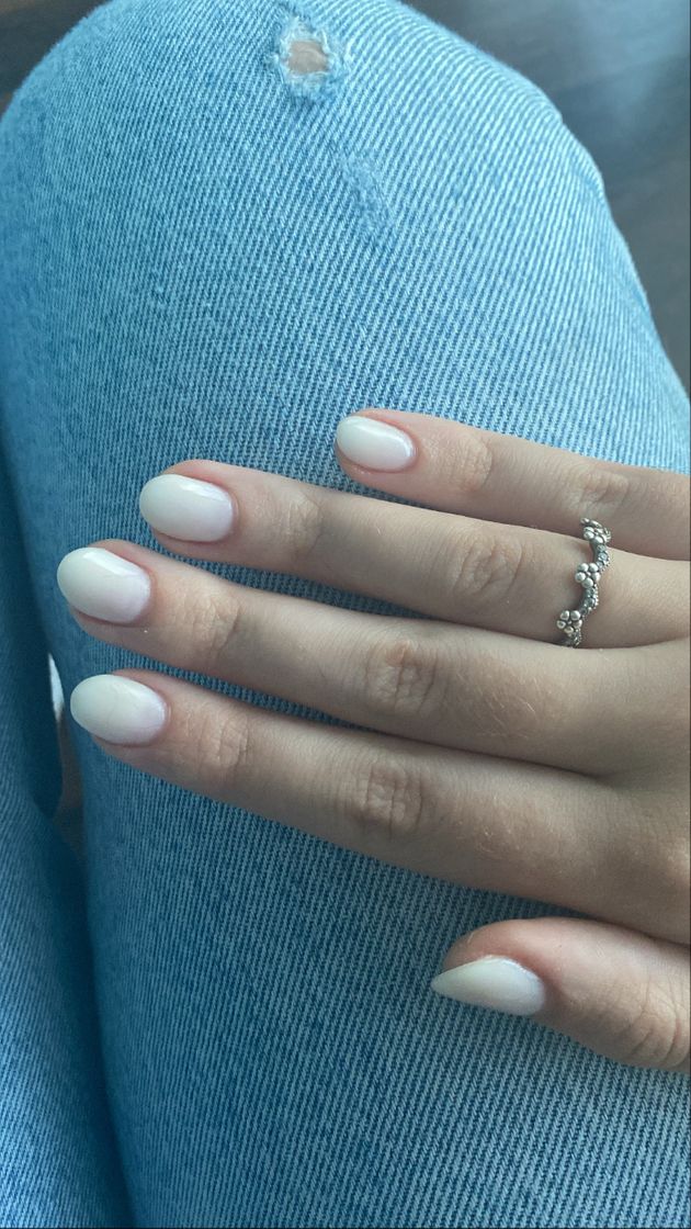 unhas amendoadas brancas