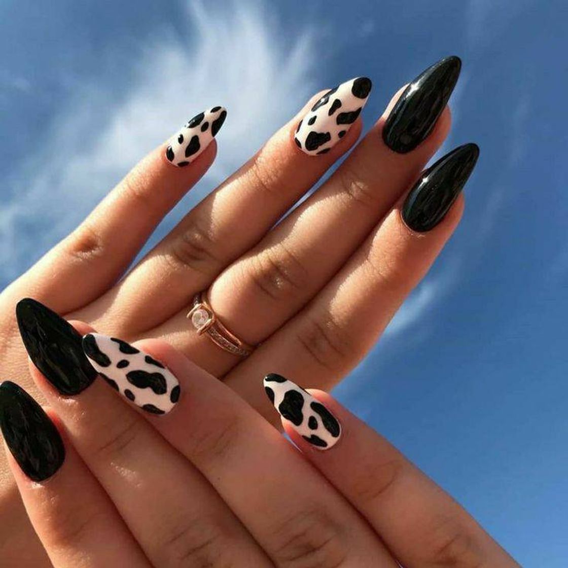 Moda Unhas preta decorada 💫