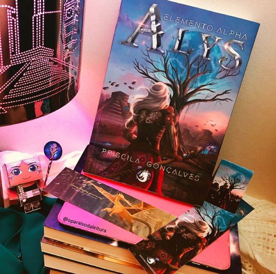 Fashion Livro 'Alys-Elemento alfa' por Priscila Gonçalves