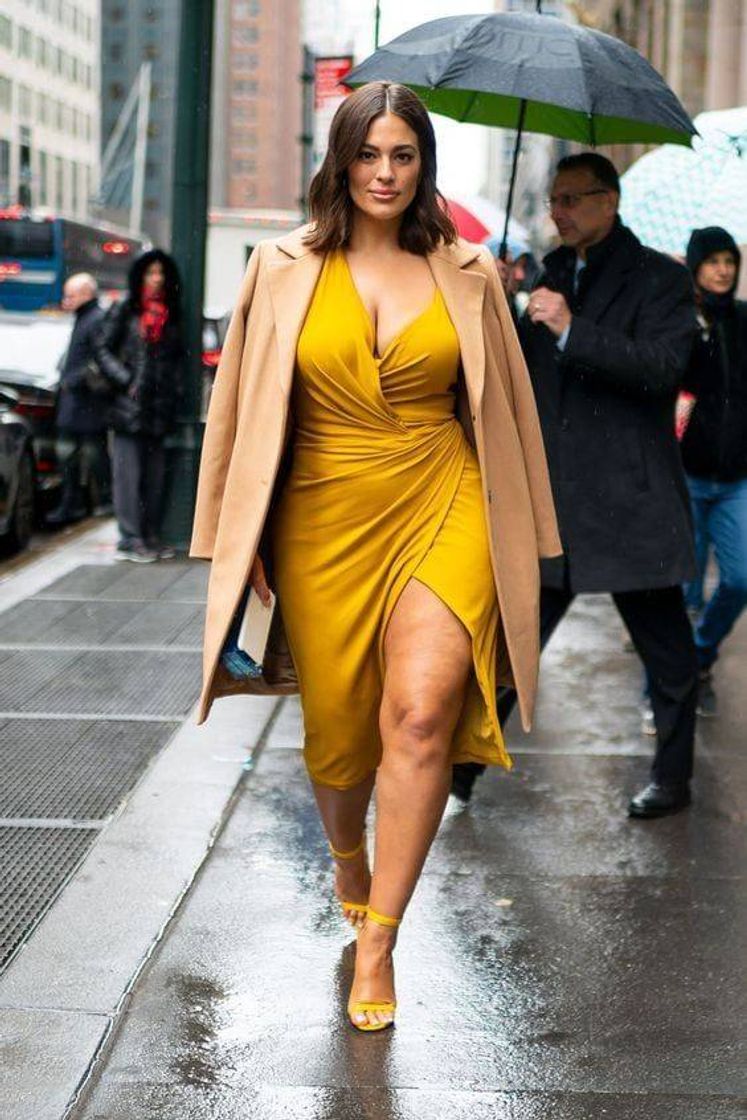 Fashion Ashley Graham in yellow 💛