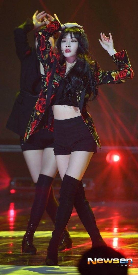 Moda Chungha outfit stage