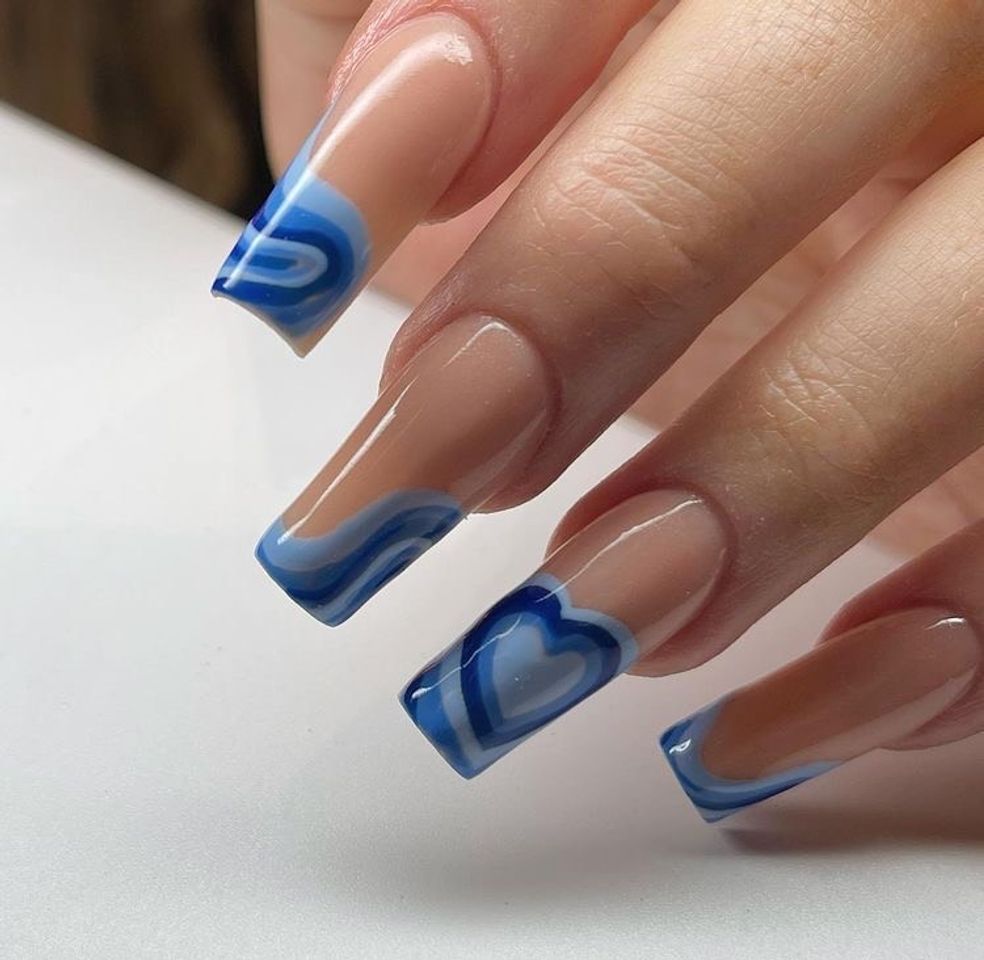 Fashion unhas com tons de azul e coração 