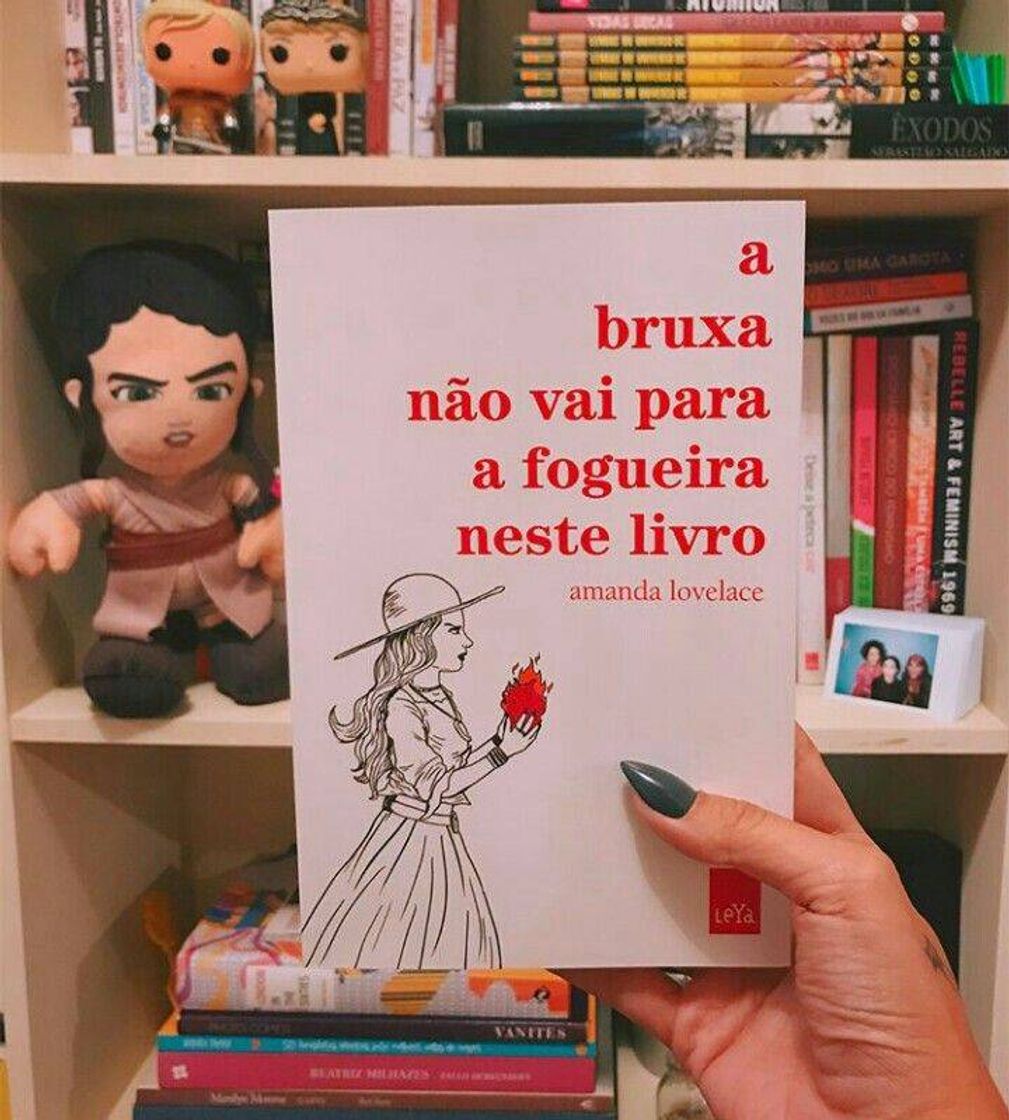 O livro a bruxa salva a si mesma neste livro