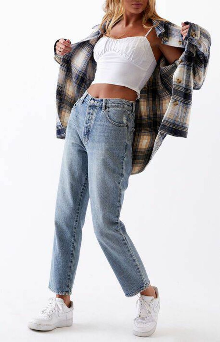 Moda Look anos 90 com mom jeans