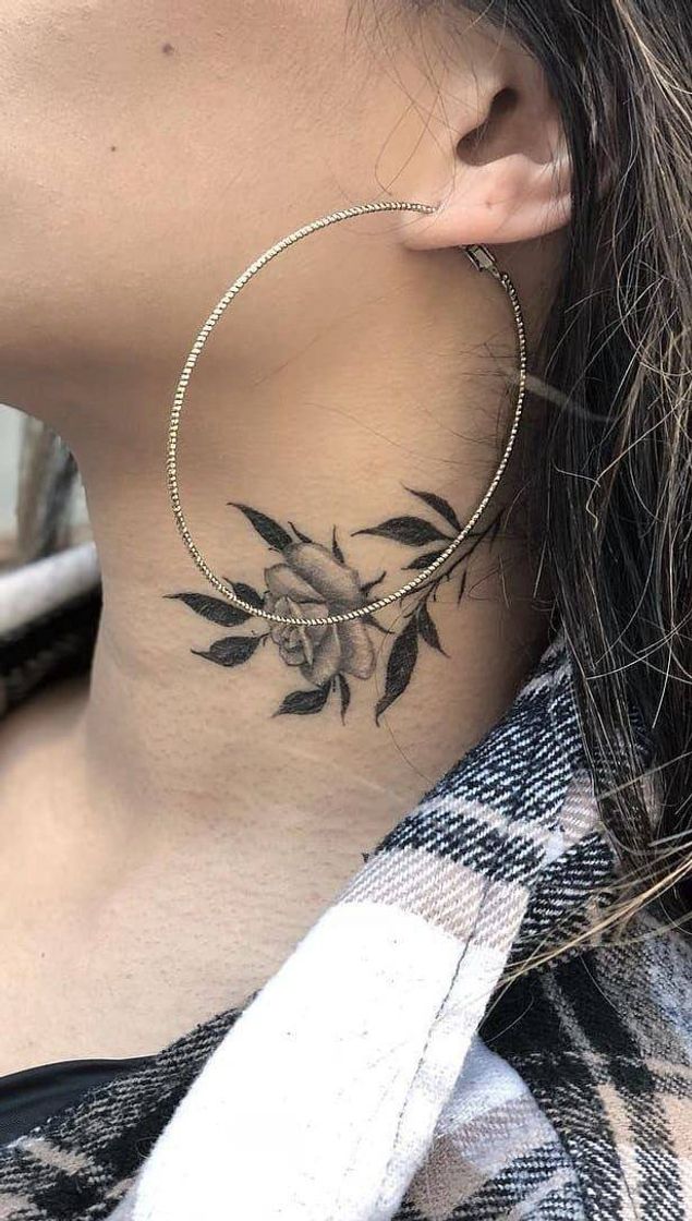 Moda tattoo no pescoço 🖤