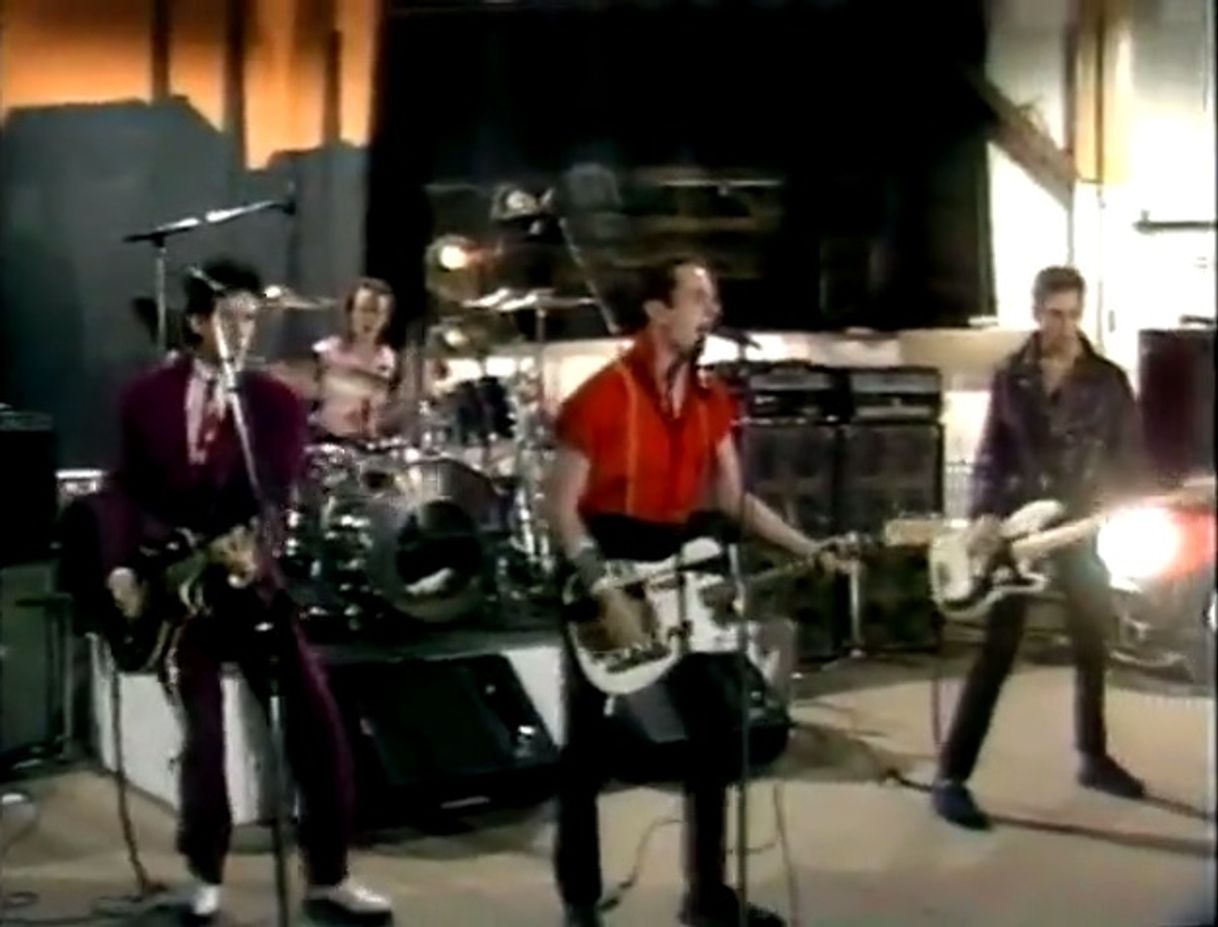 Moda The Clash perform "London Calling" (Live) - Fridays 