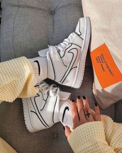 NIKE AIR JORDAN 1