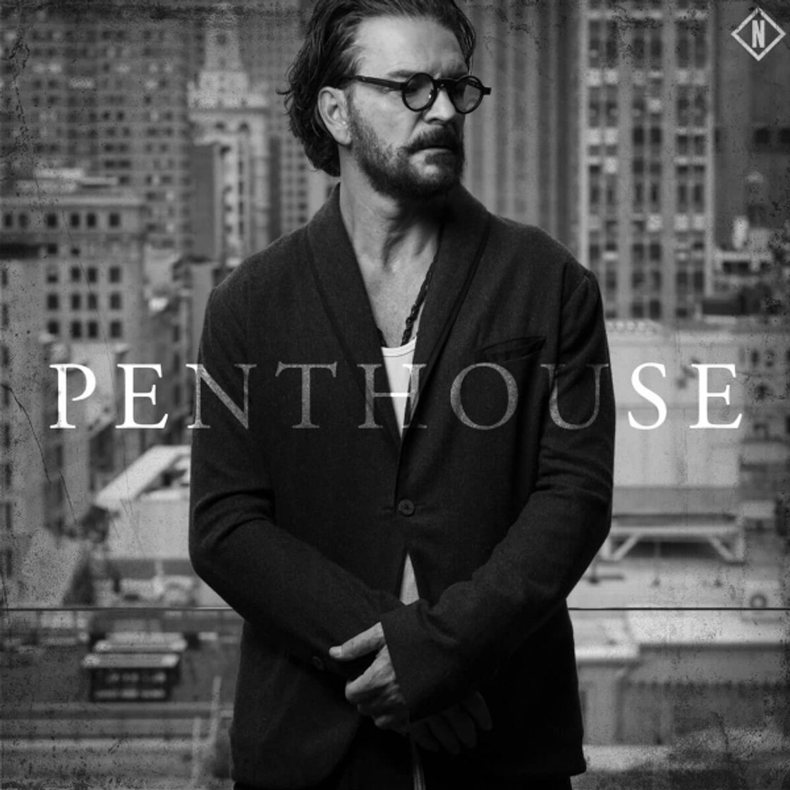 Moda Ricardo Arjona presentó "Penthouse"

El cantante guatemalteco lanzó otro tema de su nuevo disco "Negro".


