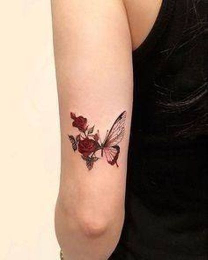 tatuagem minimalista, colorida rosas e borboleta