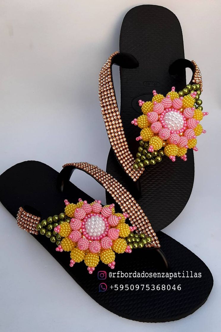 Moda Chinelo com pérolas. 