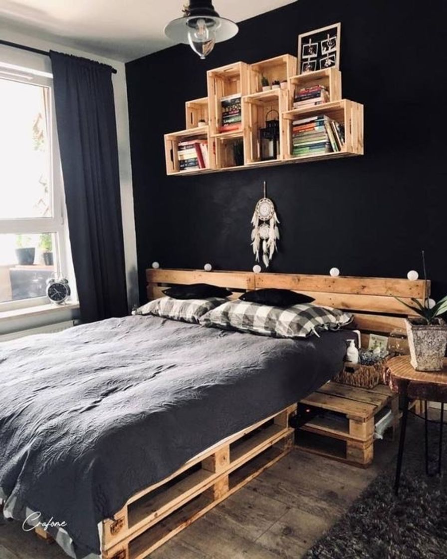 Fashion black room w pallets