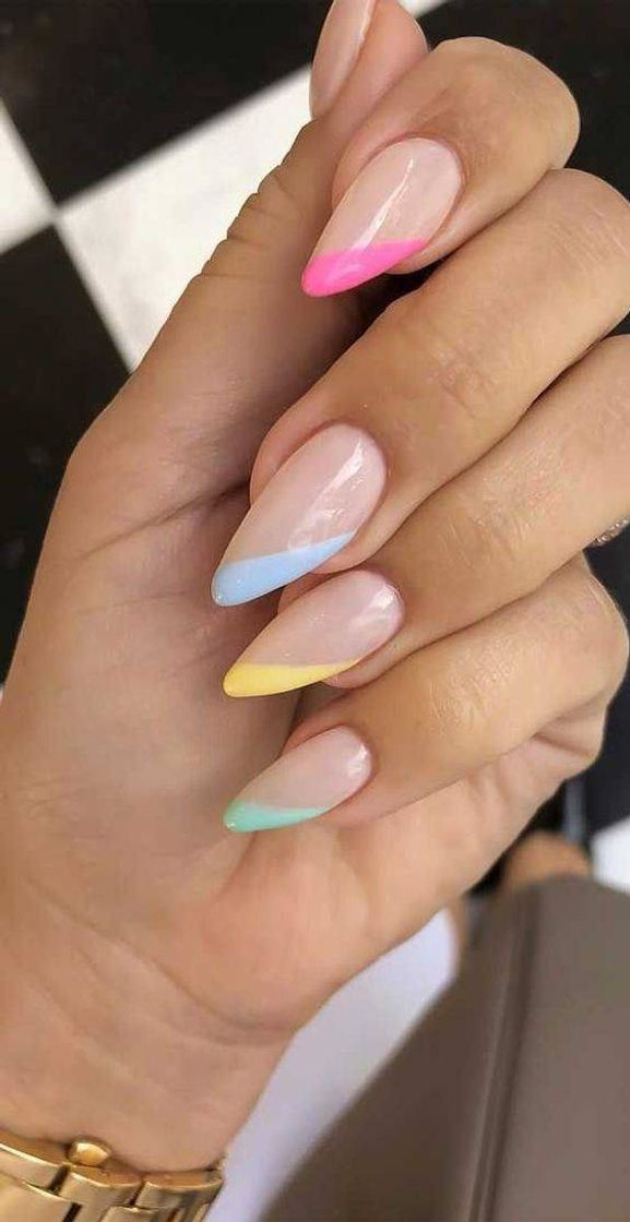 Moda nail art: francesinha diagonal em tons pastéis