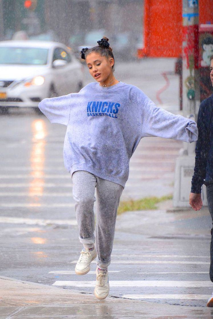 Fashion Ari brincando na chuva 