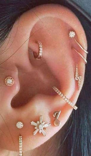 Um orelha com piercing para inspiração