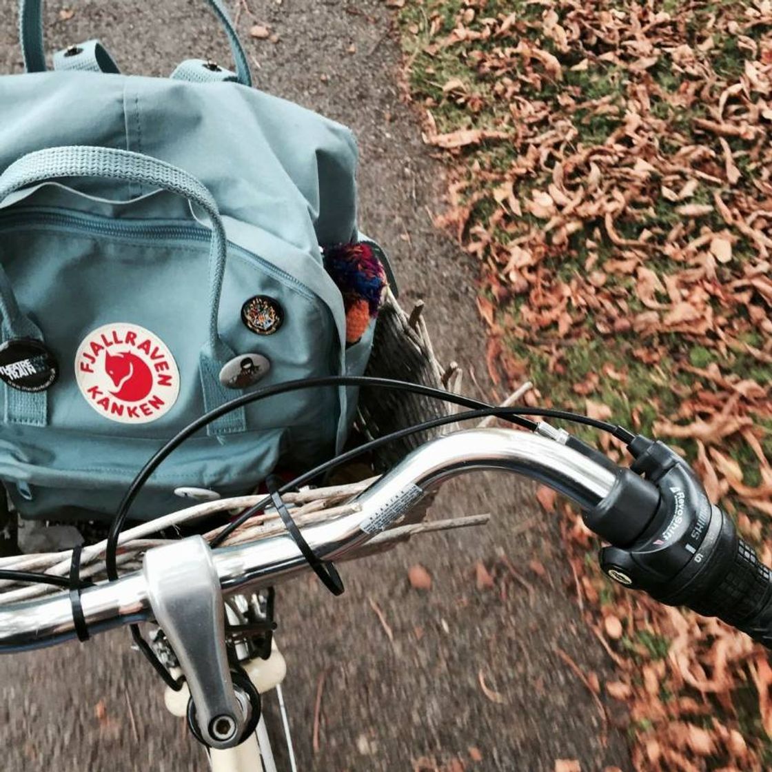 Moda Olha como vai bem as bolsas kanken no passeio de bike