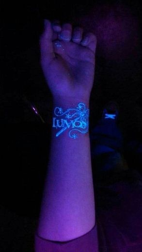 Tatuagem de Harry Potter neon Lumos