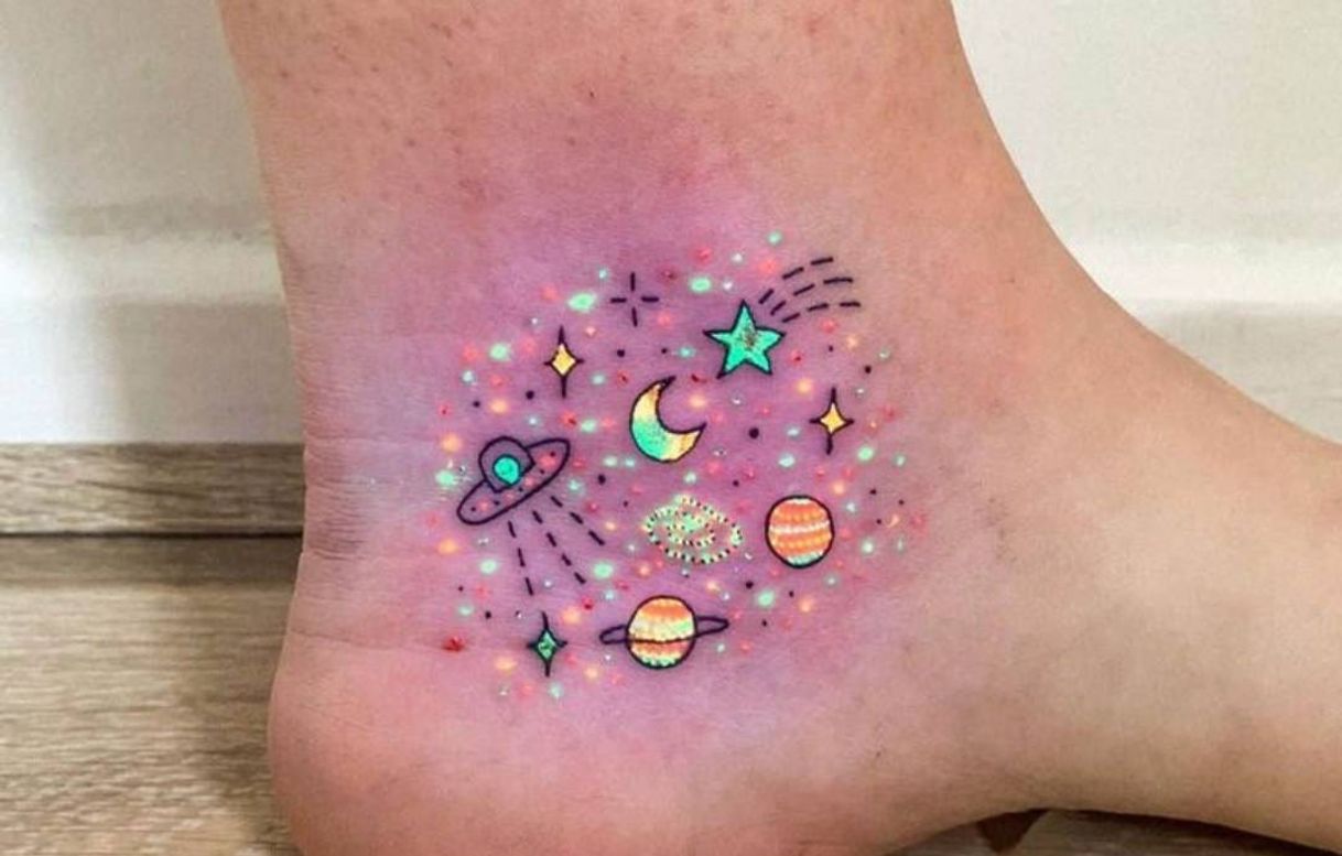 Moda •Tatto planeta neon•