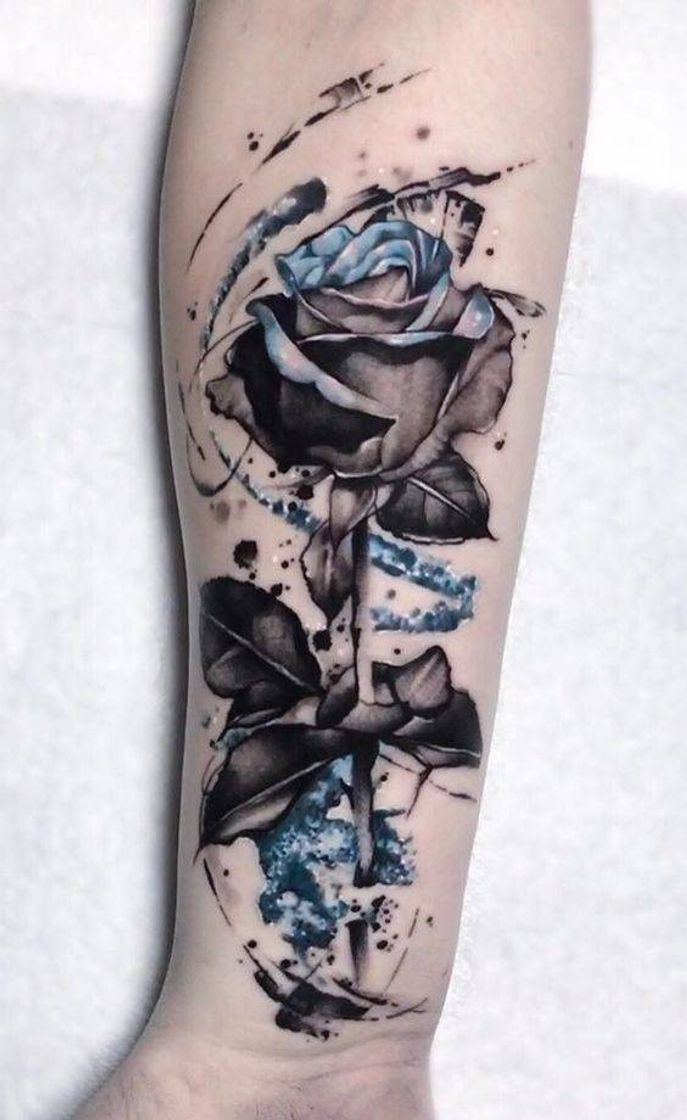 Moda Tatuagem de uma bela rosa com detalhes azuis.