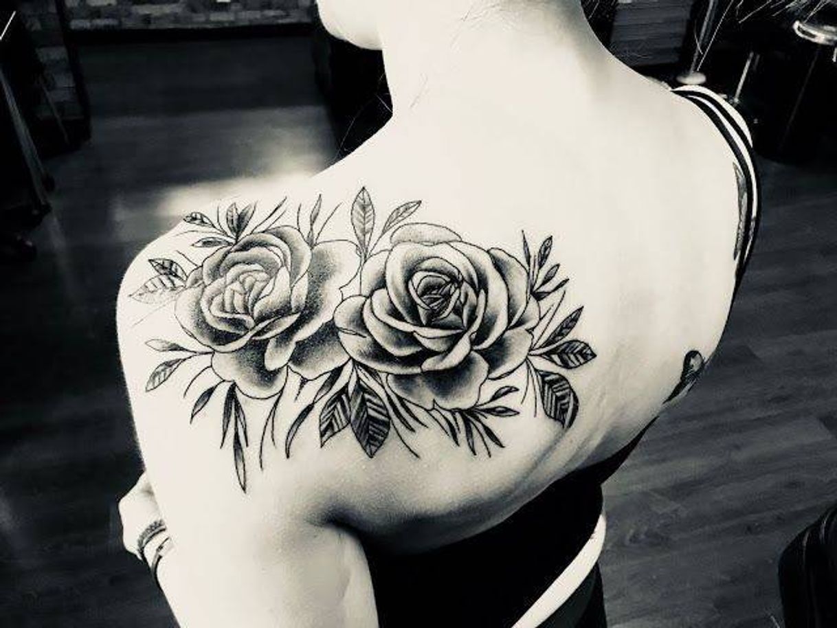 Moda Tatuagem de rosas belíssimas nas costas.