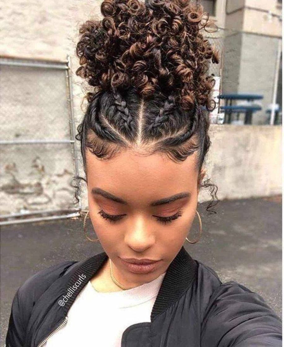 Moda Que perfeiçao esse penteado em cabelos cacheados 😻😻